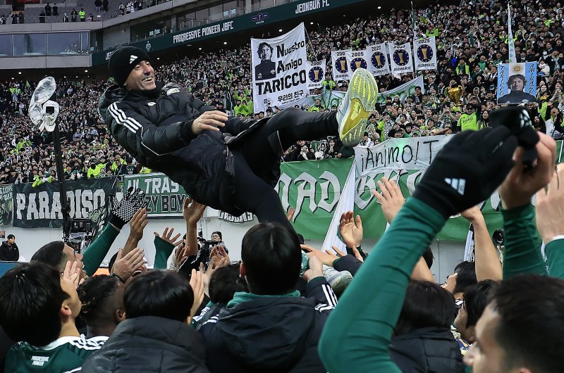 6일 오후 서울 마포구 월드컵로 서울월드컵경기장에서 열린 광주FC와 전북현대의 2025 하나은행 코리아컵 결승전에서 2대1로 승리해 우승을 차지한 전북현대 선수들이 타노스 코치를 헹가래 치고 있다. 2025.12.6/뉴스1 ⓒ News1 박정호 기자