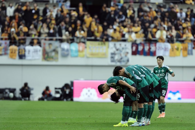 6일 오후 서울 마포구 월드컵로 서울월드컵경기장에서 열린 광주FC와 전북현대의 2025 하나은행 코리아컵 결승전에서 선제골을 넣은 전북현대 선수들이 벤치를 향해 인사를 하고 있다. 2025.12.6/뉴스1 ⓒ News1 박정호 기자