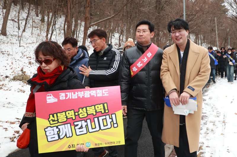 [용인=뉴시스]경기남부광역철도 실현 촉구 걷기대회(사진=용인시 제공)2025.12.06.photo@newsis.com *재판매 및 DB 금지