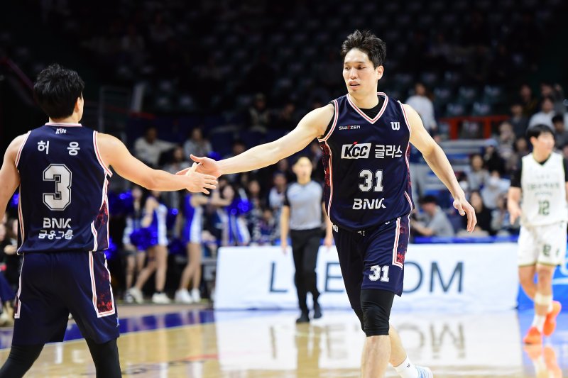 프로농구 KCC 장재석(오른쪽)이 6일 DB와 경기에서 허웅과 하이파이브를 하고 있다.(KBL 제공)