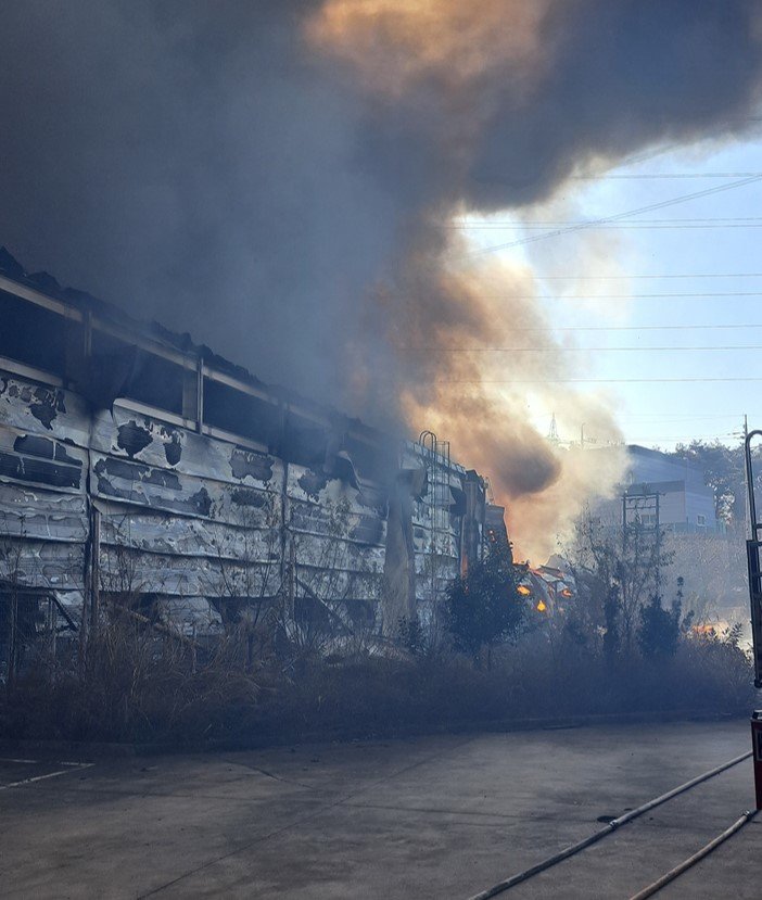 6일 낮 12시 35분쯤 경북 칠곡 왜관읍의 한 섬유공장에서 원인을 알 수 없는 불이 나 연기가 치솟고 있다. (경북소방본부 제공. 재판매 및 DB 금지) 2025.12.6/뉴스1 ⓒ News1 남승렬 기자