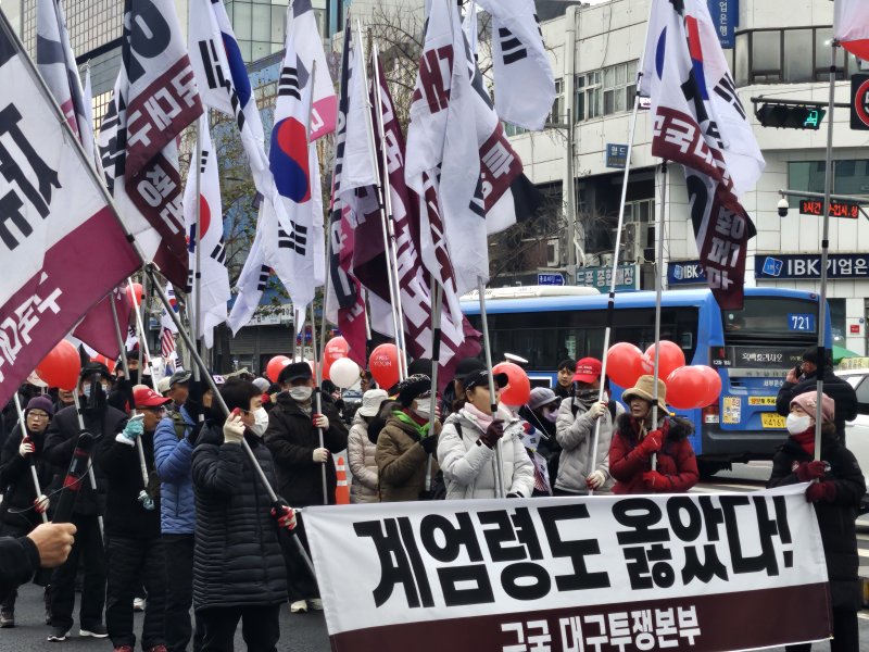 [서울=뉴시스] 조수원 기자 = 6일 보수단체 자유대학이 서울 종로구 동대문역 인근에서 집회를 열었다.2025.12.06. tide1@newsis.com *재판매 및 DB 금지