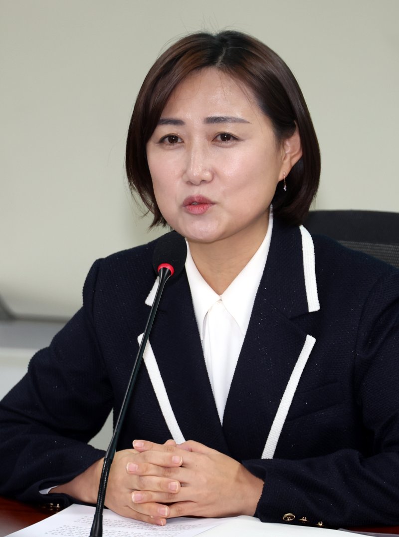 [서울=뉴시스] 조성봉 기자 = 백승아 더불어민주당 의원이 3일 오후 서울 여의도 국회 의원회관 간담회의장에서 열린 국가교육위원회 2년의 평가와 제언 토론회에서 발언을 하고 있다. 2024.12.03. suncho21@newsis.com