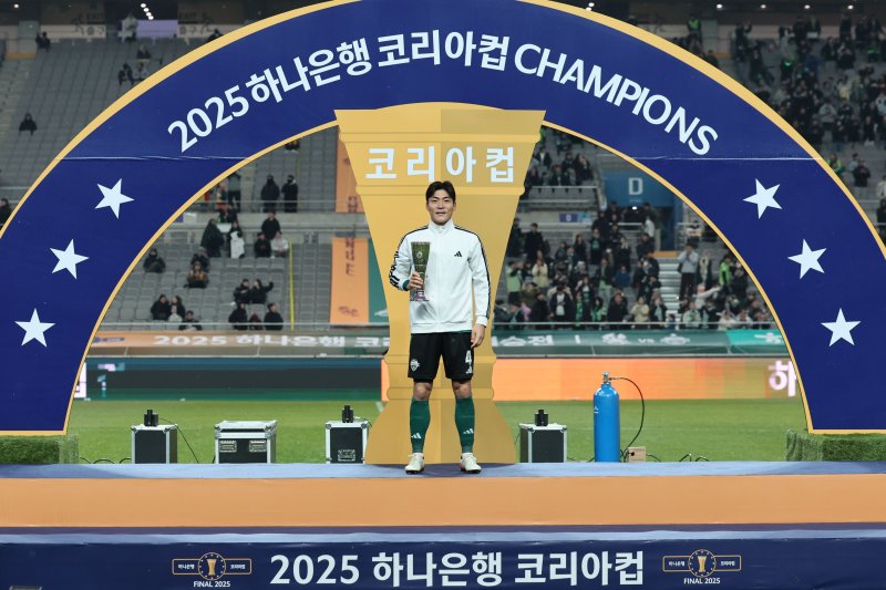 [서울=뉴시스] 권창회 기자 = 전북현대 박진섭이 6일 오후 서울 마포구 서울월드컵경기장에서 열린 광주FC와 전북현대의 2025 하나은행 코리아컵 결승전 시상식에서 MVP상을 받은 뒤 기념촬영을 하고 있다. 2025.12.06. kch0523@newsis.com