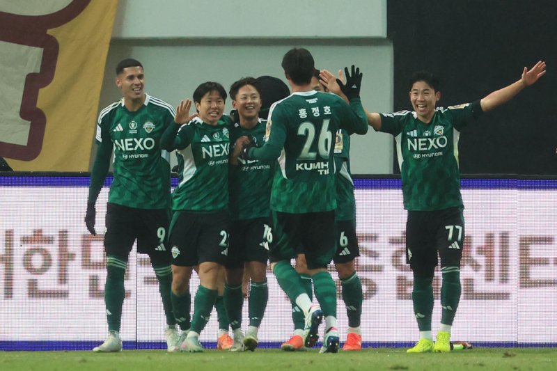 [서울=뉴시스] 권창회 기자 = 전북현대 이승우가 6일 오후 서울 마포구 서울월드컵경기장에서 열린 광주FC와 전북현대의 2025 하나은행 코리아컵 결승전에서 결승골을 넣은 뒤 기뻐하고 있다. 2025.12.06. kch0523@newsis.com