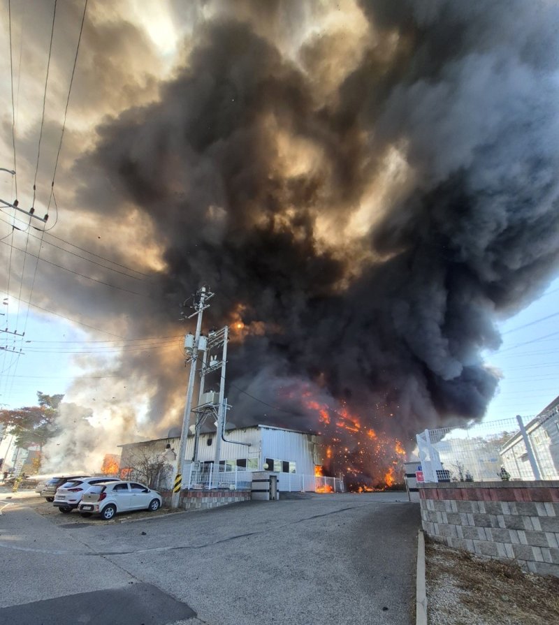 [칠곡=뉴시스] 칠곡군 왜관읍 금산리 섬유 제조공장 화재 현장. (사진=경북소방본부 제공) 2025.12.6. photo@newsis.com
