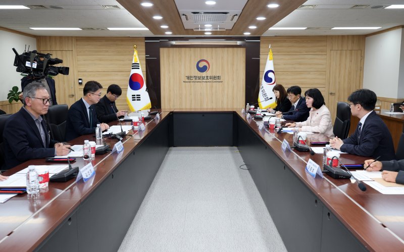[서울=뉴시스] 배훈식 기자 = 송경희 개인정보보호위원장이 6일 오후 서울 종로구 정부서울청사에서 ISMS-P 인증 개선 회의를 하고 있다. 2025.12.06. dahora83@newsis.com