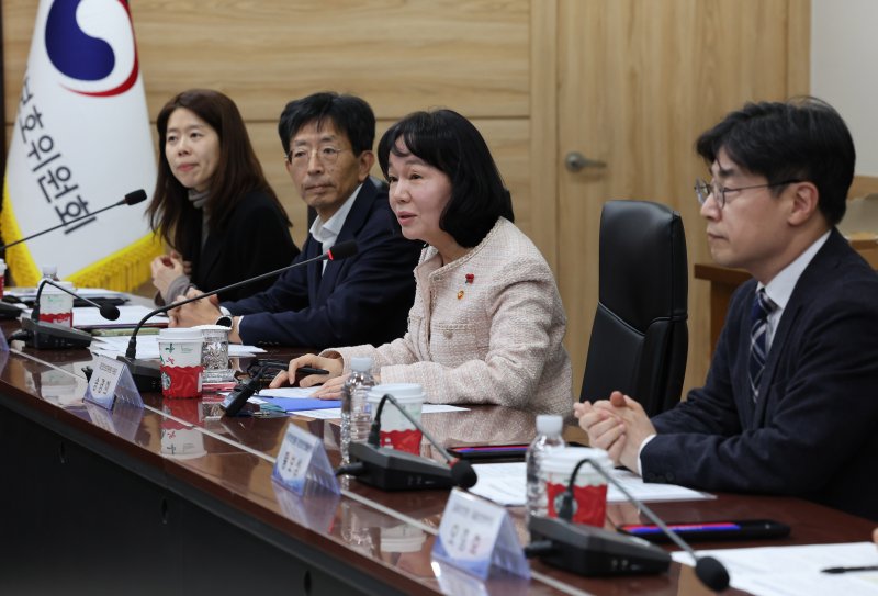 [서울=뉴시스] 배훈식 기자 = 송경희 개인정보보호위원장이 6일 오후 서울 종로구 정부서울청사에서 열린 ISMS-P 인증 개선 회의에서 발언하고 있다. 2025.12.06. dahora83@newsis.com