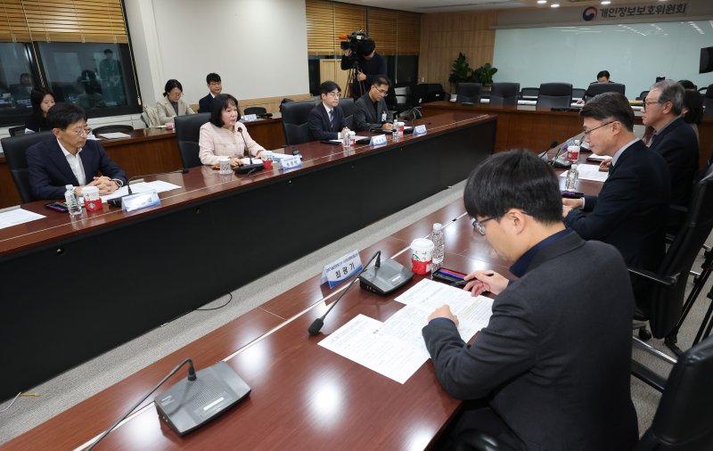 [서울=뉴시스] 배훈식 기자 = 송경희 개인정보보호위원장이 6일 오후 서울 종로구 정부서울청사에서 ISMS-P 인증 개선 회의를 하고 있다. 2025.12.06. dahora83@newsis.com