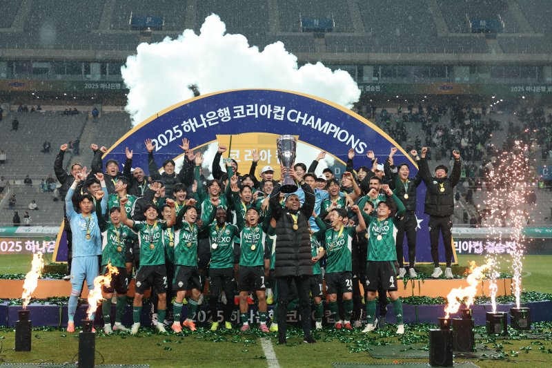 [서울=뉴시스] 권창회 기자 = 6일 오후 서울 마포구 서울월드컵경기장에서 열린 광주FC와 전북현대의 2025 하나은행 코리아컵 결승전에서 2대 1로 승리한 거스 포옛 전북현대 감독을 비롯한 선수들이 우승트로피를 들어올리고 있다. 2025.12.06. kch0523@newsis.com