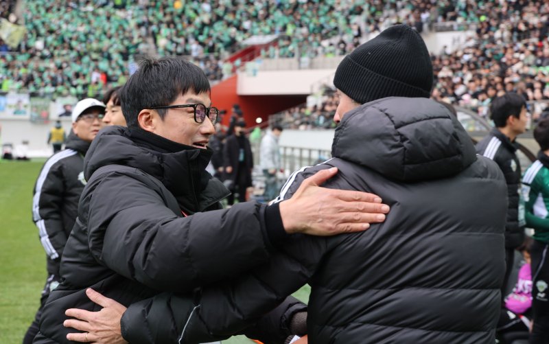 [서울=뉴시스] 권창회 기자 = 이정효 광주FC 감독과 타노스 전북현대 코치가 6일 오후 서울 마포구 서울월드컵경기장에서 열린 광주FC와 전북현대의 2025 하나은행 코리아컵 결승전에서 인사하고 있다. 2025.12.06. kch0523@newsis.com