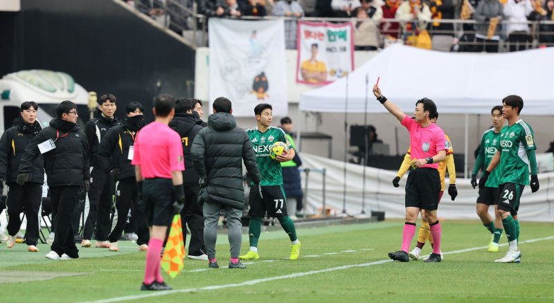 [서울=뉴시스] 권창회 기자 = 이정효 광주FC 감독이 6일 오후 서울 마포구 서울월드컵경기장에서 열린 광주FC와 전북현대의 2025 하나은행 코리아컵 결승전에서 심판진에게 항의하다 퇴장당하고 있다. 2025.12.06. kch0523@newsis.com