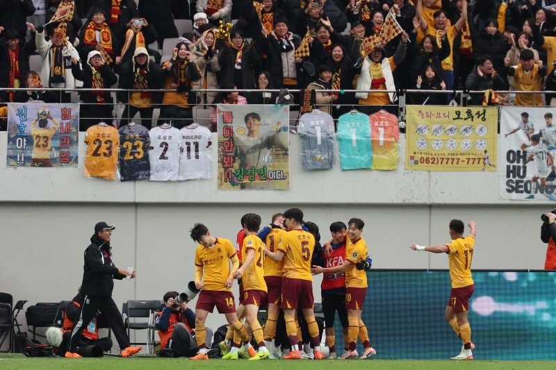 [서울=뉴시스] 권창회 기자 = 광주FC 프리드욘슨이 6일 오후 서울 마포구 서울월드컵경기장에서 열린 광주FC와 전북현대의 2025 하나은행 코리아컵 결승전에서 동점골을 넣은 뒤 기뻐하고 있다. 2025.12.06. kch0523@newsis.com