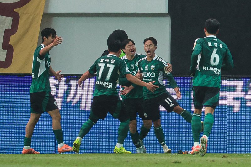 [서울=뉴시스] 권창회 기자 = 전북현대 이승우가 6일 오후 서울 마포구 서울월드컵경기장에서 열린 광주FC와 전북현대의 2025 하나은행 코리아컵 결승전에서 결승골을 넣은 뒤 기뻐하고 있다. 2025.12.06. kch0523@newsis.com