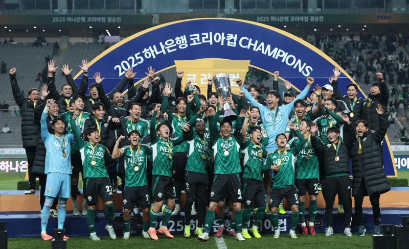 [서울=뉴시스] 권창회 기자 = 6일 오후 서울 마포구 서울월드컵경기장에서 열린 광주FC와 전북현대의 2025 하나은행 코리아컵 결승전에서 2대 1로 승리한 거스 포옛 전북현대 감독을 비롯한 선수들이 우승트로피를 들어올리고 있다. 2025.12.06. kch0523@newsis.com