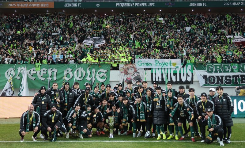 [서울=뉴시스] 권창회 기자 = 6일 오후 서울 마포구 서울월드컵경기장에서 열린 광주FC와 전북현대의 2025 하나은행 코리아컵 결승전에서 2대 1로 승리한 거스 포옛 전북현대 감독을 비롯한 선수들이 기념촬영을 하고 있다. 2025.12.06. kch0523@newsis.com