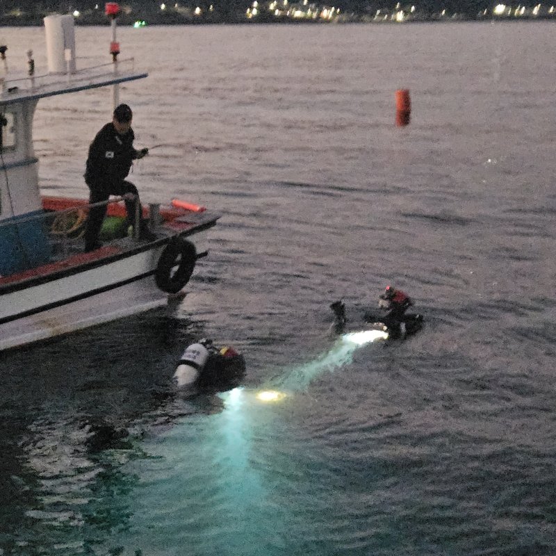[영덕=뉴시스] 경북 영덕군 축산항 북동쪽 370m 해상에서 통발 어선 선장의 해상 추락 의심 신고로 해경이 수색 작업을 벌이고 있다. (사진=울진해경 제공) 2025.12.6. photo@newsis.com