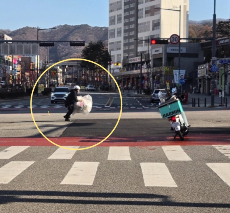 [뉴시스] 도로 한복판에 떨어진 대형 쓰레기를 배달기사가 직접 치우는 장면이 포착됐다. (사진 = 보배드림 갈무리) 2025.12.04. *재판매 및 DB 금지