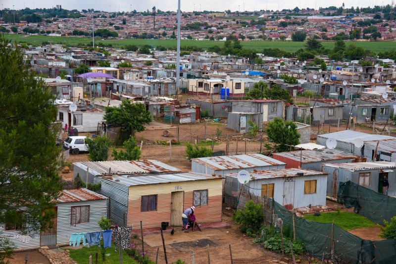 [요하네스버스(남아공)=AP/뉴시스]남아공 요하네스버그 소웨토의 한 거주 단지 모습. 사진은 기사와 관련 없음.