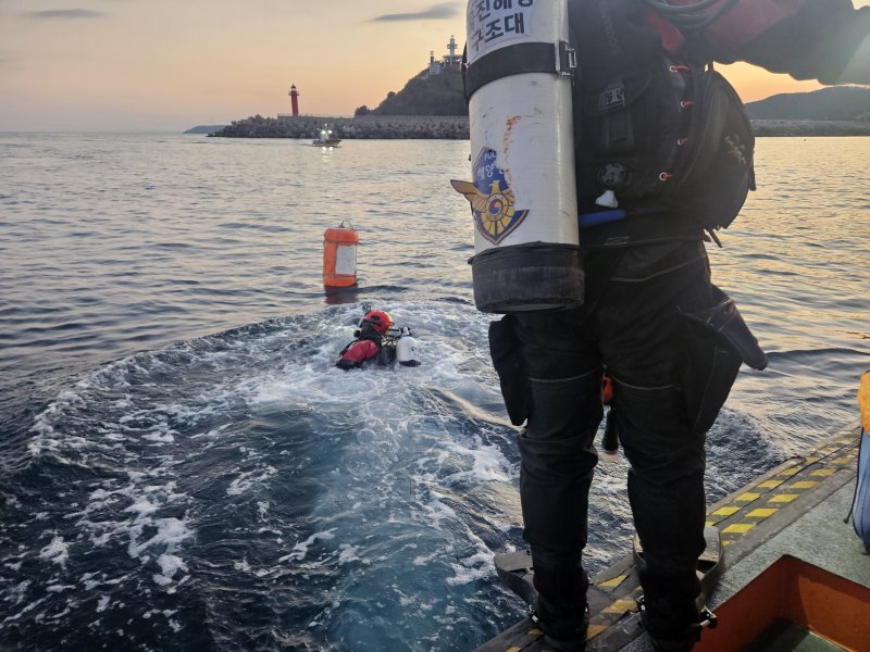 6일 오후 4시38분쯤 경북 영덕군 축산항 인근 헤상에서 70대 선장 A 씨가 조업 중 실종돼 해경이 수색작업에 나섰다. (울진해양경찰서제공, 재판매 및 DB금지) 2025.12.6/뉴스1