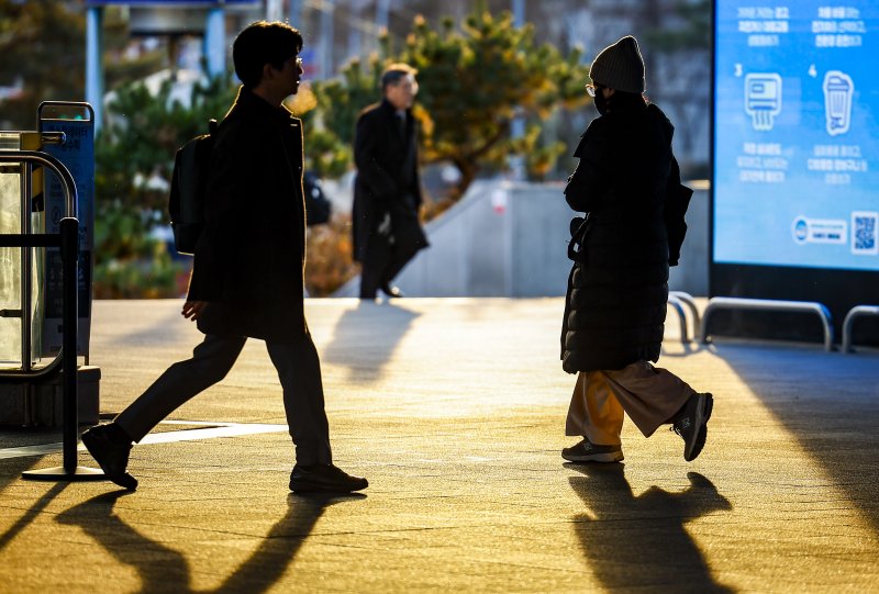[서울=뉴시스] 정병혁 기자 = 영하권 날씨를 보인 3일 서울 중구 서울역에서 두꺼운 옷차림을 한 시민들이 입김을 내뿜으며 있다. 2025.12.03. jhope@newsis.com