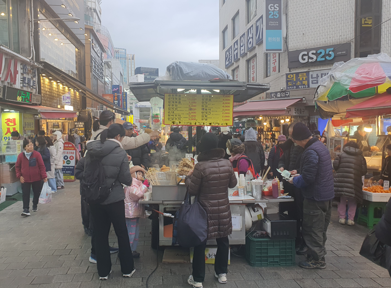 지난 6일 오후 서울 중구 남대문 시장의 길거리 음식 노점에서 손님들이 추위와 허기를 달래기 위해 음식을 먹고 있다. 사진=최승한 기자