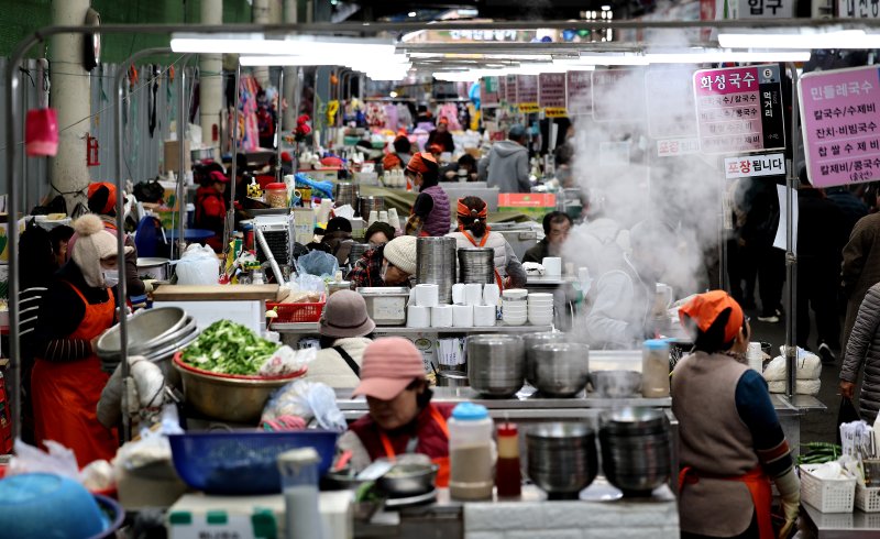 [대구=뉴시스] 이무열 기자 = 기온이 떨어져 추운 날씨를 보인 2일 대구 중구 서문시장의 국수 골목 상인들이 김을 모락모락 피우며 국수를 삶고 있다. 2025.12.02. lmy@newsis.com