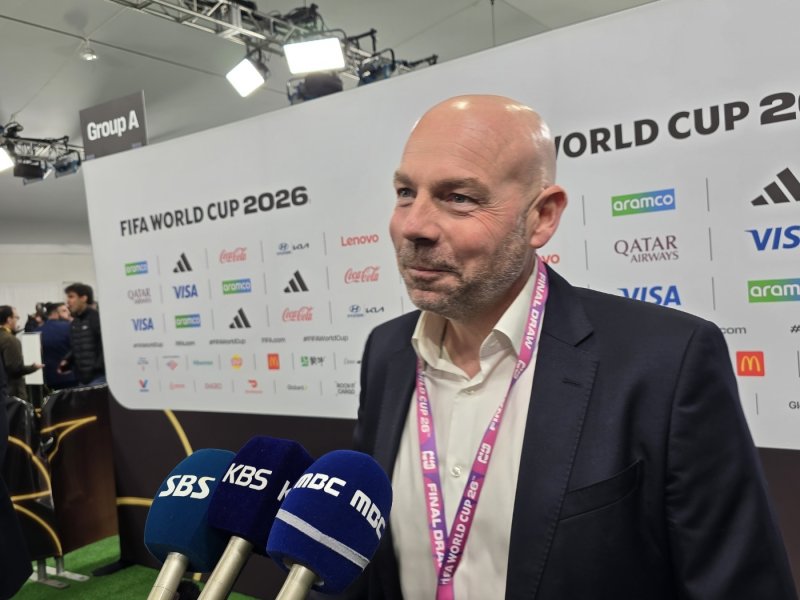한국과 내년 북중미 월드컵 A조 예선 첫 상대로 맞붙을 수도 있는 덴마크 축구대표팀의 브리안 리머 감독이 5일(현지시간) 미국 워싱턴DC 케네디센터에서 열린 조추첨 행사 뒤 공동취재구역(믹스트존)에서 기자들의 질문에 답하고 있다. 2025.12.06. ⓒ News1 류정민 특파원
