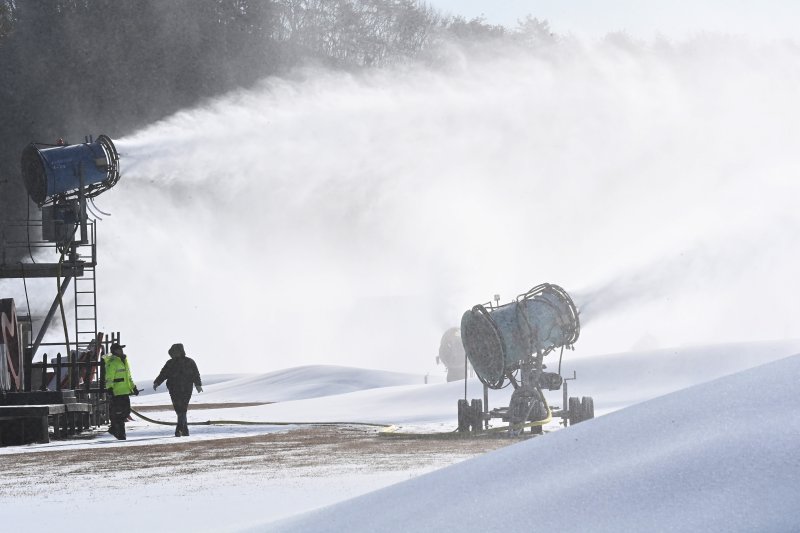 [이천=뉴시스] 김종택기자 = 전국 곳곳에 한파특보가 발효된 3일 경기 이천시 마장면 지산스키장 슬로프에서 제설기가 눈을 살포하고 있다. 2025.12.03. jtk@newsis.com