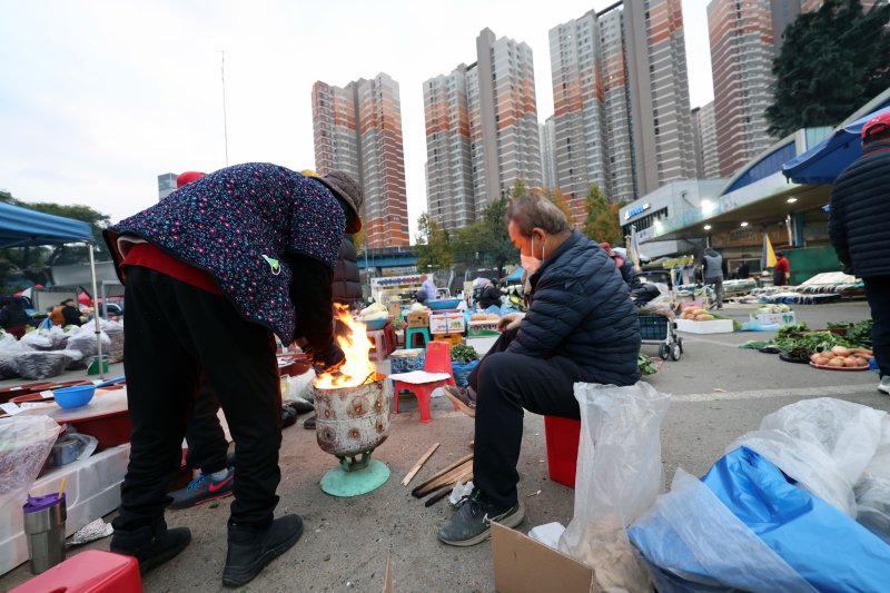 광주 동구 남광주시장 상인들이 추위를 피하기 위해 불을 쬐는 모습. (뉴스1 자료사진) ⓒ News1 박지현 기자