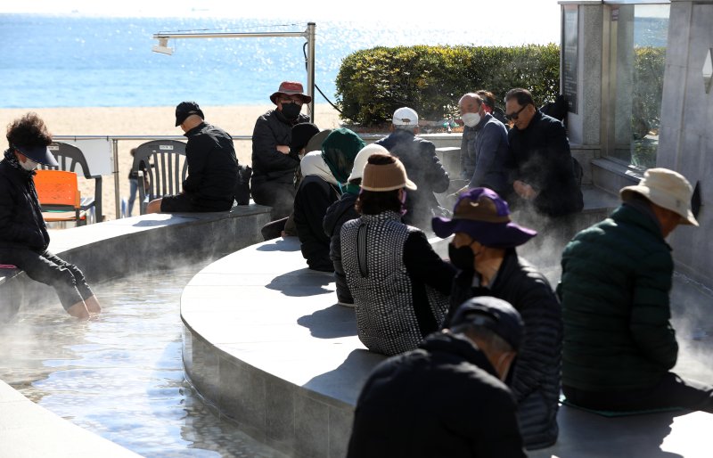 부산 해운대해수욕장 온천족욕탕을 찾은 시민들이 따뜻한 온천물에 발을 담그고 추위를 녹이고 있다. 2025.12.3/뉴스1 ⓒ News1 윤일지 기자