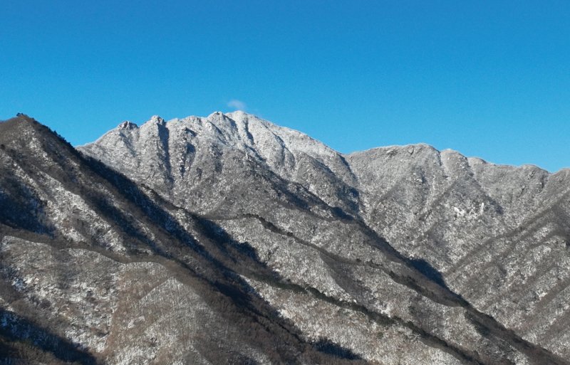 지난 5일 경남 거창군 북상면 남덕유산 삿갓재 능선에 밤사이 내린 첫눈이 쌓여 있다. (거창군 제공. 재판매 및 DB 금지) 2025.12.5/뉴스1