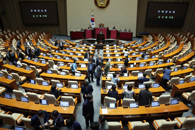 [서울=뉴시스] 김명년 기자 = 더불어민주당 의원들이 28일 오후 서울 여의도 국회 본회의에서 '국회에서의 증언·감정 등에 관한 법률 일부개정법률안(대안)에 대한 김은혜 국민의힘 의원의 반대 무제한 토론(필리버스터)이 시작되자 회의장을 빠져나가고 있다. 2025.09.28. kmn@newsis.com