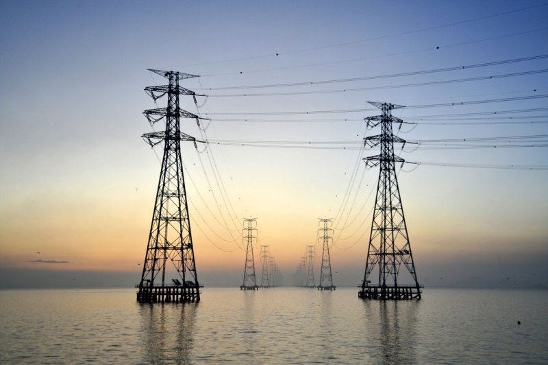 안산 시화호에 설치돼 345kV 신시흥 영흥 송전선로 철탑.(안산시 제공)