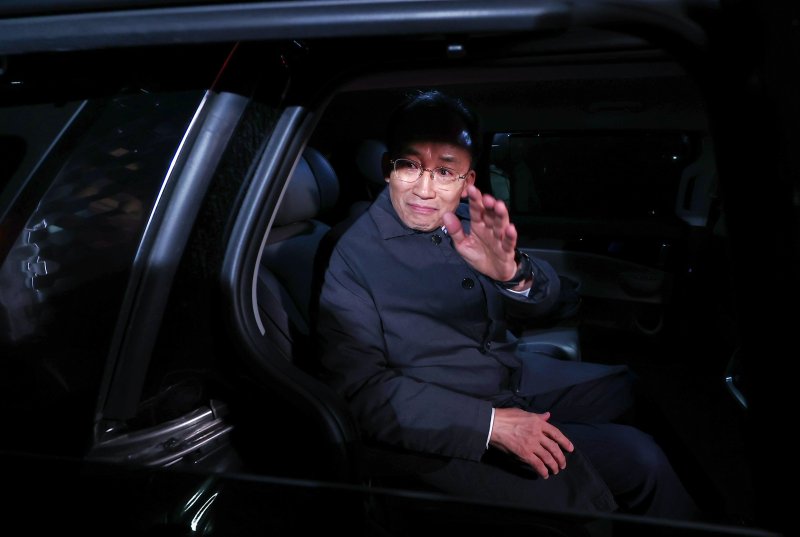 12·3 비상계엄 해제 요구안 표결 방해 의혹을 받는 추경호 국민의힘 의원이 3일 새벽 구속 영장이 기각된 후 경기도 의왕시 서울구치소를 나서며 동료 의원들에게 인사하고 있다. 2025.12.3/뉴스1 ⓒ News1 김성진 기자