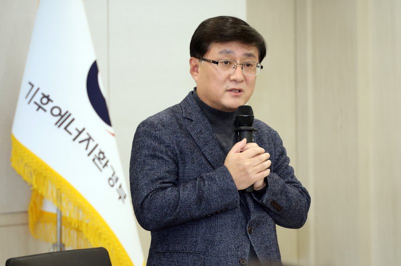 [세종=뉴시스] 강종민 기자 = 김성환 기후에너지환경부 장관이 지난 1일 세종시 정부세종청사에서 열린 출입기자 간담회에서 질문에 답하고 있다. 2025.12.02. ppkjm@newsis.com