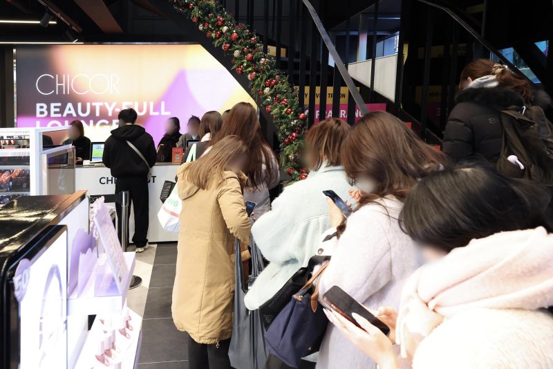 [서울=뉴시스] 5일 개점한 서울 중구 명동에 위치한 시코르(CHICOR) 명동점에 방문객이 보이고 있다. 신세계백화점이 운영하는 뷰티 편집숍 시코르는 이달 11일 서울 마포구 홍대입구 인근에도 신규 매장을 연달아 개점한다. (사진=신세계백화점 제공) 2025.12.05. photo@newsis.com