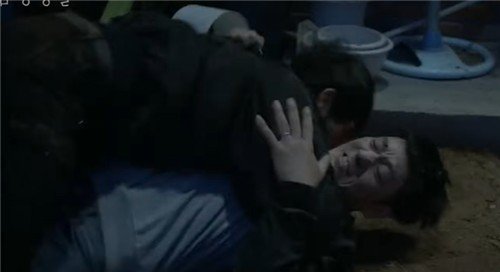 드라마 '슬기로운 감빵생활' 속 주인공과 범인의 몸싸움 장면 (출처=연합뉴스)