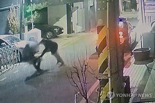 흉기 난동범에 경찰관 피습 (출처=연합뉴스)