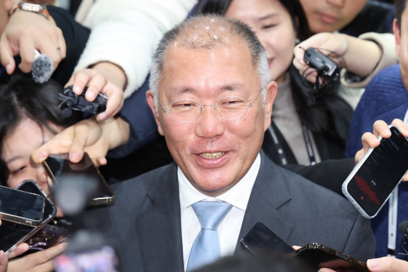 [용인=뉴시스] 권창회 기자 = 정의선 현대차그룹 회장이 5일 경기 용인시 기아 비전스퀘어에서 열린 기아 80주년 기념 행사를 마치고 취재진 질문에 답하고 있다. 2025.12.05. kch0523@newsis.com