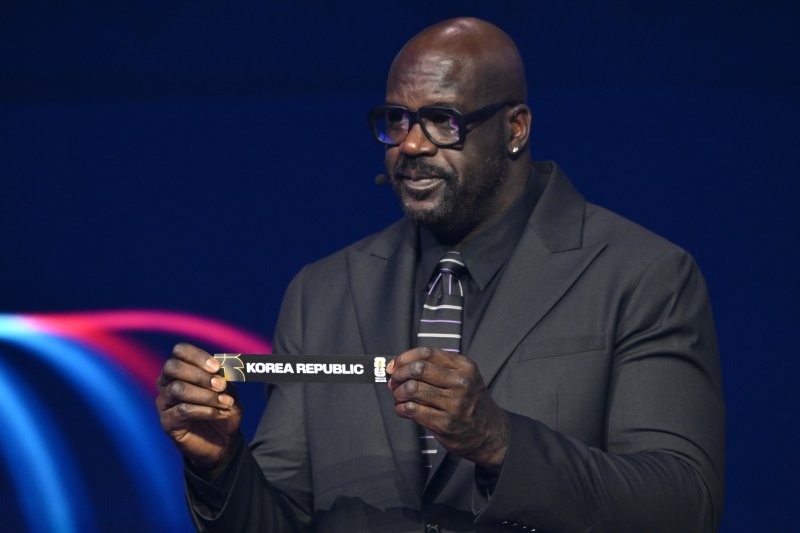 [워싱턴=AP/뉴시스] 전 미국프로농구(NBA) 스타 샤킬 오닐이 5일(현지 시간) 미국 워싱턴의 케네디 센터에서 열린 2026 국제축구연맹(FIFA) 북중미 월드컵 조 추첨식에서 대한민국 띠를 들어 보이고 있다. 한국은 멕시코(15위), 남아프리카공화국(남아공·61위), 유럽 PO 패스D 승자와 A조에 편성됐다. 한국은 조별리그 3경기를 모두 멕시코에서 치르게 됐다. 2025.12.06.