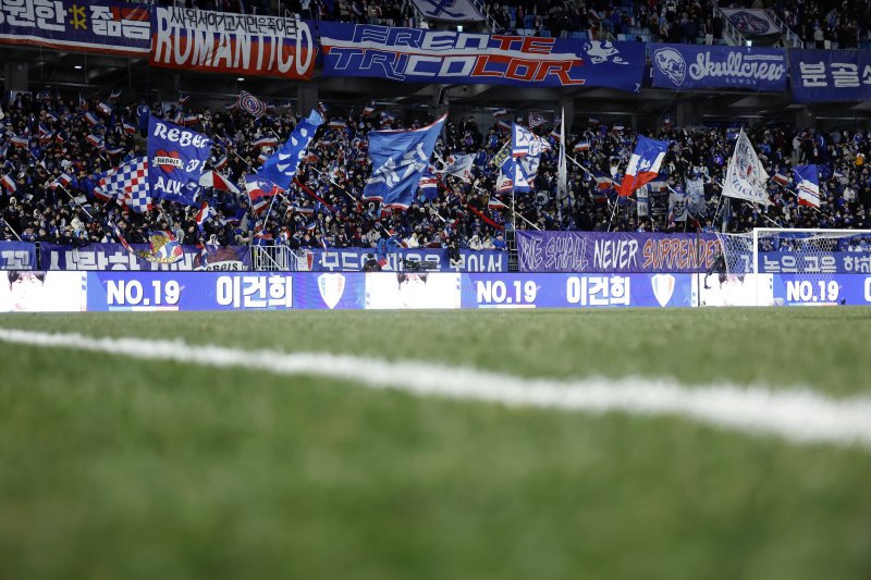 수원삼성은 일방적인 홈 팬들의 응원을 받으며 싸운 1차전에서 패했다. 제주 원정을 떠나는 발걸음이 더 무거워졌다. ⓒ News1 박정호 기자