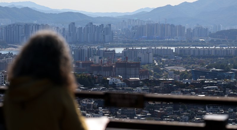 [서울=뉴시스] 최진석 기자 = 서울 남산에서 바라본 용산, 서초 일대의 모습. 2025.10.28. myjs@newsis.com