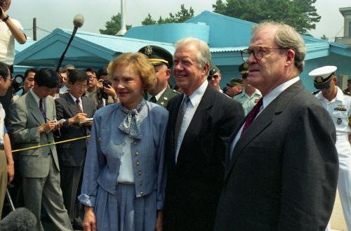지미 카터 전 미국 대통령이 1994년 6월 15일 판문점을 통해 북한을 방문하는 모습.(출처 국가기록원)
