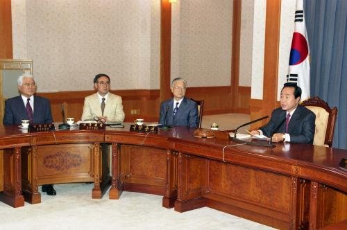 김영삼 전 대통령이 1994년 7월 9일 청와대에서 비상국무회의를 주재하는 모습. 이날 국무회의에는 이영덕 국무총리, 최형우 내무부 장관, 이홍구 통일부 장관 등이 참석했다.(출처 국가기록원)