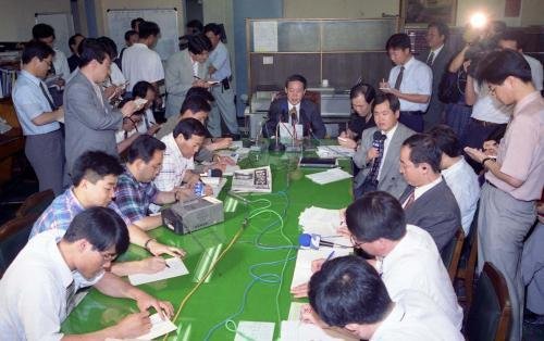 오인환 공보처 장관이 1994년 7월 9일 김일성 사망에 대한 정부대책을 발표하는 모습.(출처 국가기록원)