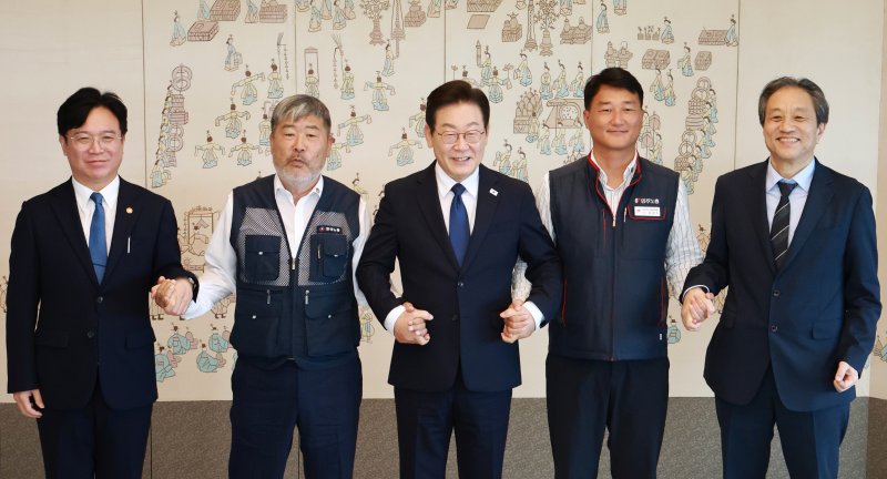 [서울=뉴시스] 최동준 기자 = 이재명 대통령이 지난 9월 4일 서울 용산 대통령실 청사에서 열린 양대 노총 위원장과 오찬 간담회에서 양경수(왼쪽 네번째) 민주노총 위원장, 김동명(왼쪽 두번째) 한국노총 위원장과 기념촬영을 하고 있다.왼쪽부터 김영훈 고용노동부 장관, 김 위원장, 이 대통령, 양 위원장, 문진영 사회수석. (대통령실통신사진기자단) 2025.09.04. photocdj@newsis.com