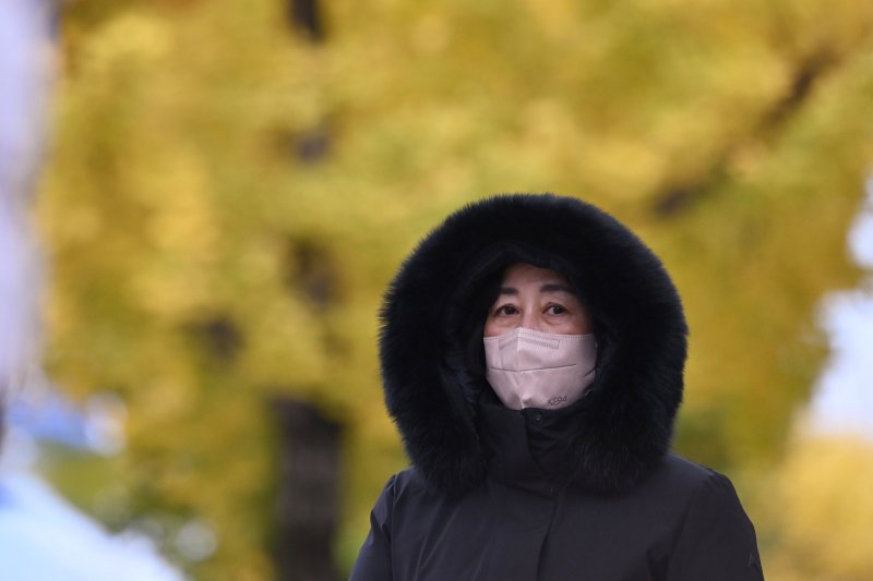 [광주=뉴시스] 이영주 기자 = 광주·전남 최저기온이 영하 4.8도를 기록한 18일 오전 광주 북구 오치동 한 사거리에서 시민이 패딩과 마스크로 중무장 한 채 신호를 기다리고 있다. 2025.11.18. leeyj2578@newsis.com