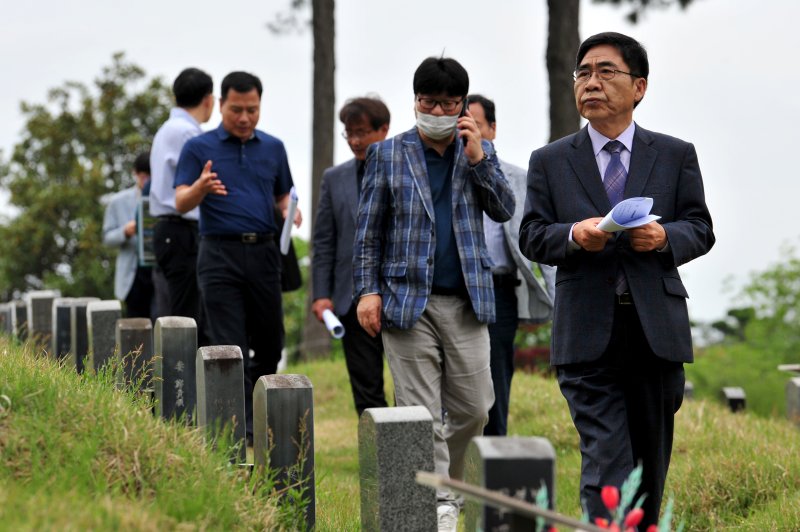 [광주=뉴시스] 이영주 기자 = 3일 오전 광주 북구 망월동 5·18 구묘역에서 광주시와 5·18 단체 관계자들이 구묘역 성역화 사업 관련 현장 실사를 벌이고 있다. 2023.05.03. leeyj2578@newsis.com