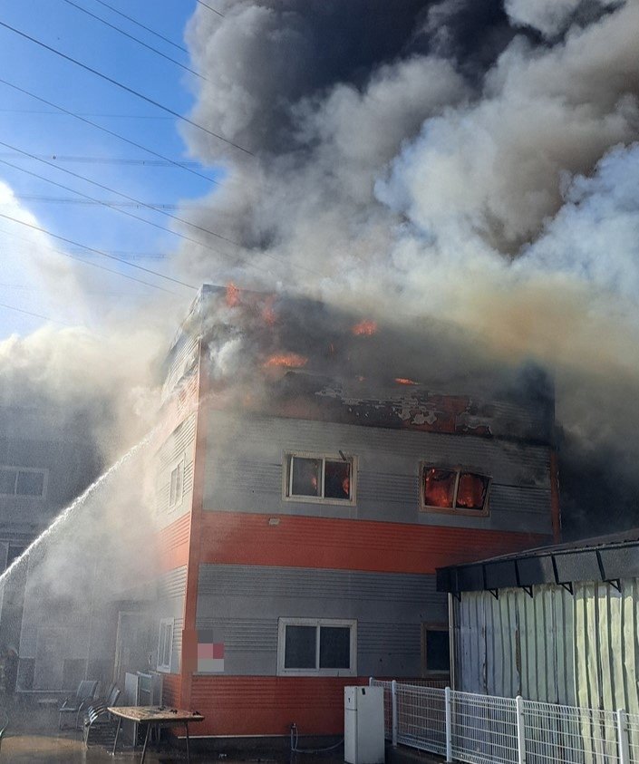 6일 낮 12시 35분쯤 경북 칠곡 왜관읍의 한 섬유공장에서 원인을 알 수 없는 불이 나 연기가 치솟고 있다. (경북소방본부 제공. 재판매 및 DB 금지) 2025.12.6/뉴스1 ⓒ News1 남승렬 기자